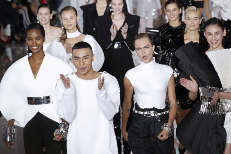 Fashion designer for Balmain, Olivier Rousteing (C) acknowledges the audience with the models including British model Cara Delevingne (2ndR), at the end of the Balmain Spring-Summer 2019 Ready-to-Wear collection fashion show in Paris, on September 28, 2018. 