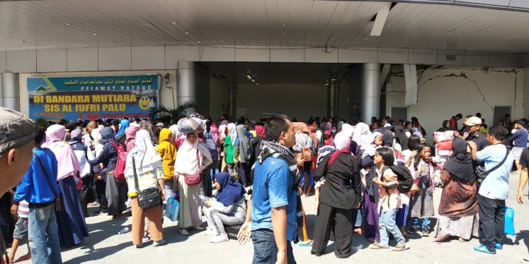 Earthquake survivors in Palu, Central Sulawesi, crowd Mutiara Sis Al Jufri Airport in Palu in a desperate attempt to leave the devastated area on Monday. 