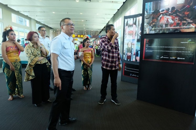 AP I president director Faik Fahmi (third left) officiates the 'Cerita Perjalanan Kopi Nusantara' photo exhibition with 'Koran Tempo' editor-in-chief Budi Setyarso (right) at Ngurah Rai International Airport, Bali.