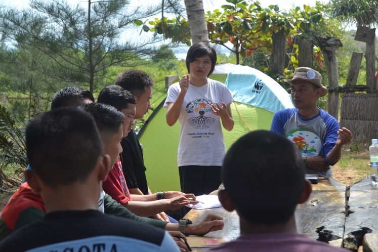 West Kalimantan Program Administrator of WWF Indonesia, Maria Theresia (center) gives a presentation on nature conservation to the 19 finalists of Bujang Dare Penyu on Oct. 6 at Sungai Belacan camp, West Kalimantan.