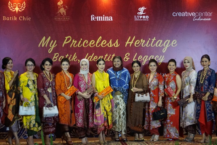 Novita Yunus (center) poses with her friends and models for the fashion show. 