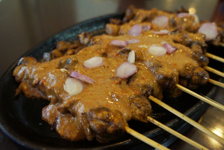Chicken satay at Kerta Sari. Served while hot, the satay is covered with the right amount of peanut sauce. 