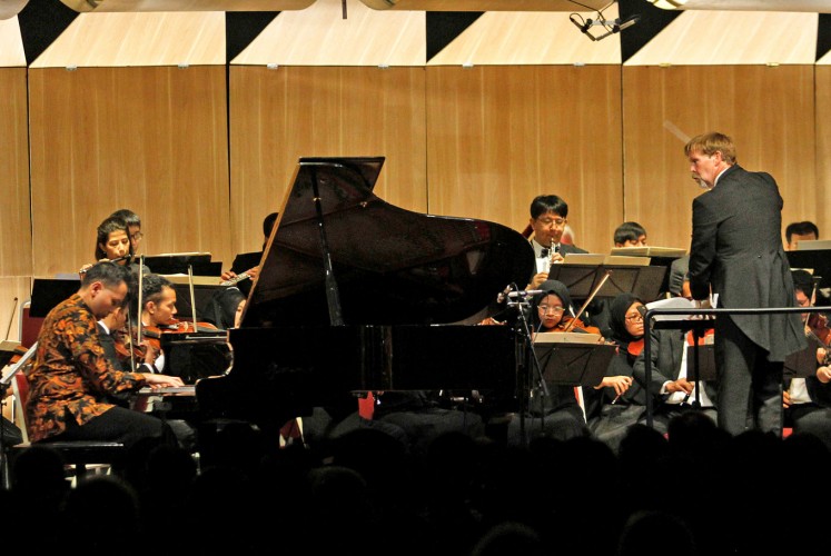 Virtuoso: Pianist Aryo Wicaksono (left) performs Franz Liszt’s “Totentanz” along with the Bandung Philharmonic during the “Legends” concert at the Hilton Bandung.