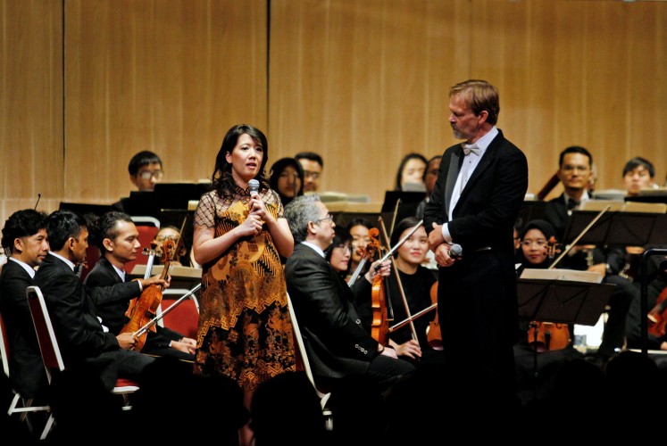 Musical explanation: Composer Marisa Sharon Hartanto (left) explains her composition “Ngasirah”, as conductor Robert Nordling looks on during the Bandung Philharmonic’s “Legends” concert at the Hilton Bandung.