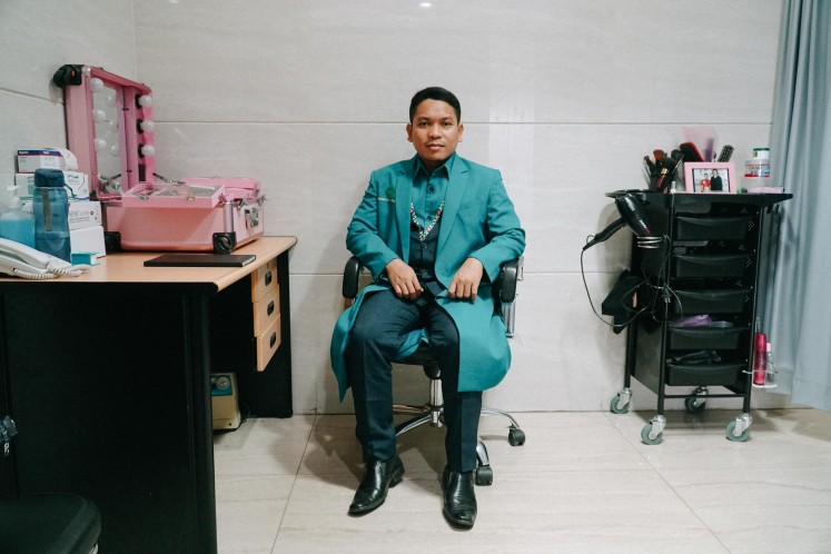 Mortuary makeup artist Fakhru Agnia poses with his makeup kits in Rumah Duka Sentosa, Central Jakarta.