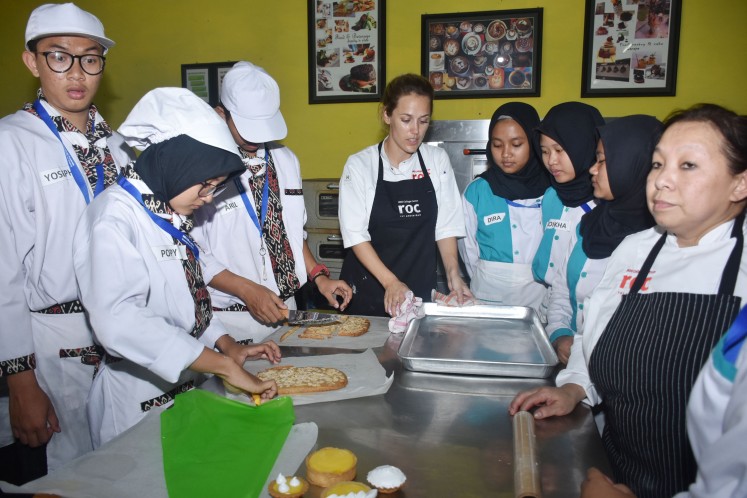 SMK 2 Malang vocational school welcomes chefs Maartje Hogenes and Pipiet Fardiman as guest lecturers.