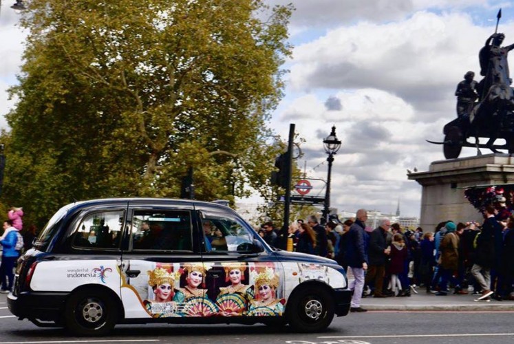 The Tourism Ministry stated that the ads were being displayed on 350 taxis and 15 buses. 