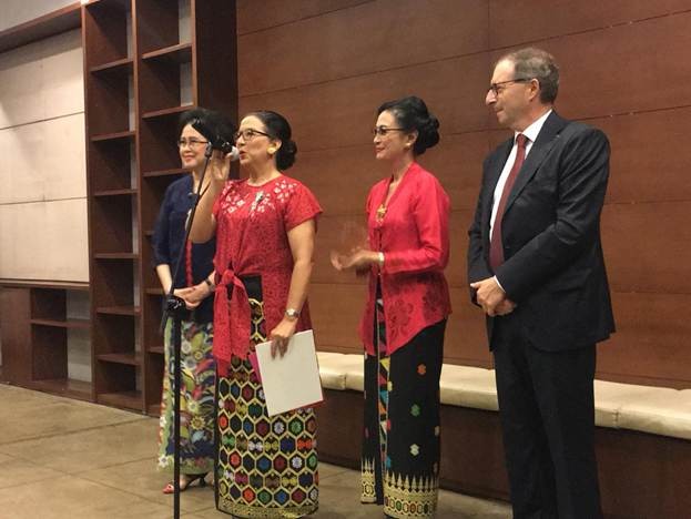 Maria Darmaningsih (second left), with Nungki Kusumastuti (second right) and Melina Surjadewi (left), speaks after being awarded the Chevalier dans l’Ordre des Arts et Lettres badge by French Ambassador to Indonesia Jean-Charles Berthonnet.
