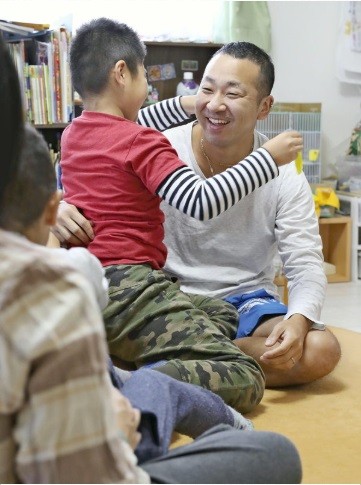 Ryo Maeda plays with his sons at their home in Shiso, Hyogo Prefecture.