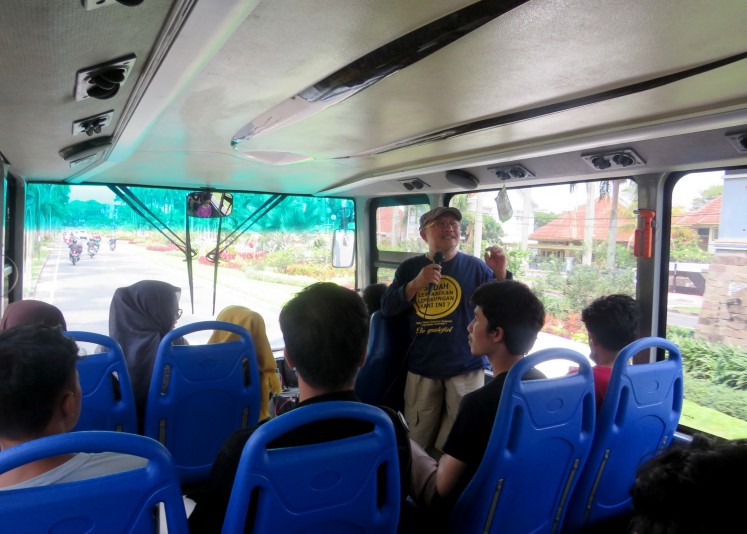 Architecture lecturer and Malang Cultural Heritage Expert Team member Budi Fathoni guides the students on the study trip.
