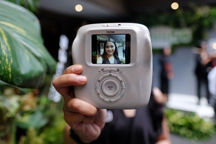 Those who want to take selfies with the Instax Square SQ20 can use a small mirror located beside the lens.