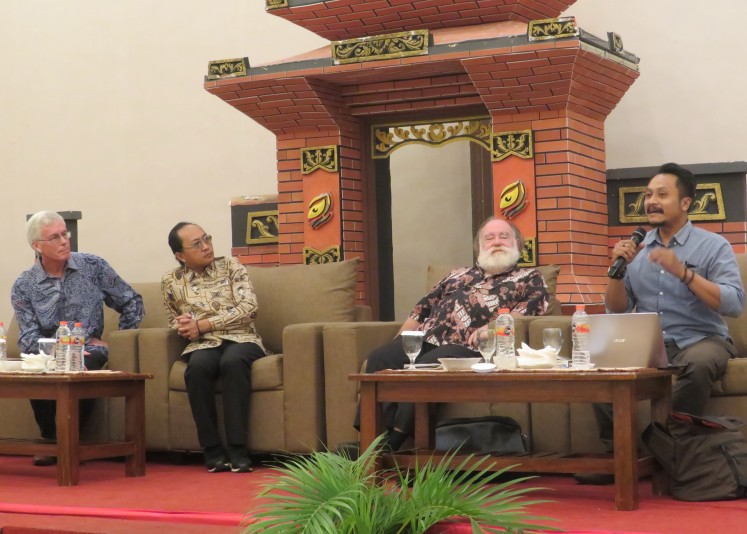 Gadjah Mada University Yogyakarta lecturer Uji Nugroho (right), sitting alongside British historian Peter Carey (left), moderator Iskandar P. Nugroho (second left) and Australian historian David Reeve, speaks at the launch of late historian Ong Hok Ham’s book.