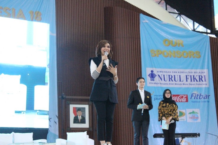 Pep talk: Successful news show host Najwa Shihab, an alumna of the University of Indonesia’s (UI) school of law, shares her secrets to success during a talk show at the UI open house on Nov. 17. Najwa advised students to read a lot to be a successful professional. 