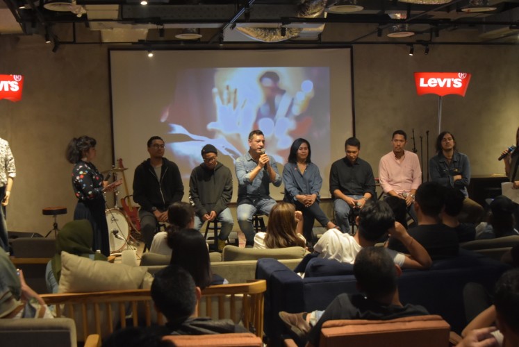 Batiga band's Riosa (from left to right) , Pee Wee Gaskin's Dochi, country manager Levi’s Indonesia Sameer Koul, country head, marketing Levi's Indonesia Adhita Idris, managing director for Indonesia of Universal Music Group, Inc. Wisnu Surjono, Maliq & D'Essentials' Angga and Kelompok Penerbang Roket's Coki at Levi's Band Hunt press conference on Friday, Nov. 21 in South Jakarta.