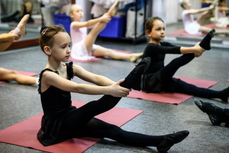 Girls attend a class at a ballet studio in Moscow on November 22, 2018. 