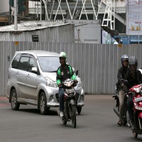 Online drivers choose to stay in Jakarta to earn more cash