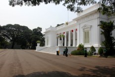 Police detain woman carrying gun outside presidential palace