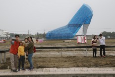 Taiwan county builds huge glass shoe as tribute to women 