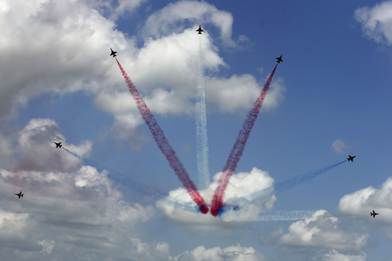 Pilot injured as S. Korean jet catches fire at Singapore Airshow