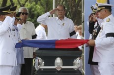 Aquino leads rite to rebury president at heroes cemetery