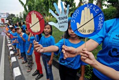 School children take part in a peaceful rally to call for greater state protection on the rights of Indonesian children in Semarang, Central Java, in December 2015.