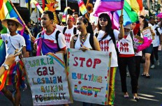 Friends hug on social media to tackle homophobia