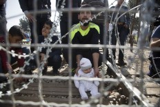 'Sleeping' migrants killed by train in Greece