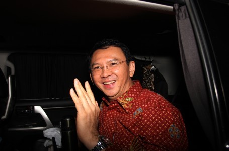 Jakarta Governor Basuki "Ahok" Tjahaja Purnama greets journalists after being questioned as a witness by National Police's Criminal Investigation Agency (Bareskrim) detectives on Feb. 25 in relation to a case involving the procurement of uninterruptible power supply (UPS) units by the Jakarta administration. Ahok was questioned as a blasphemy suspect on Tuesday