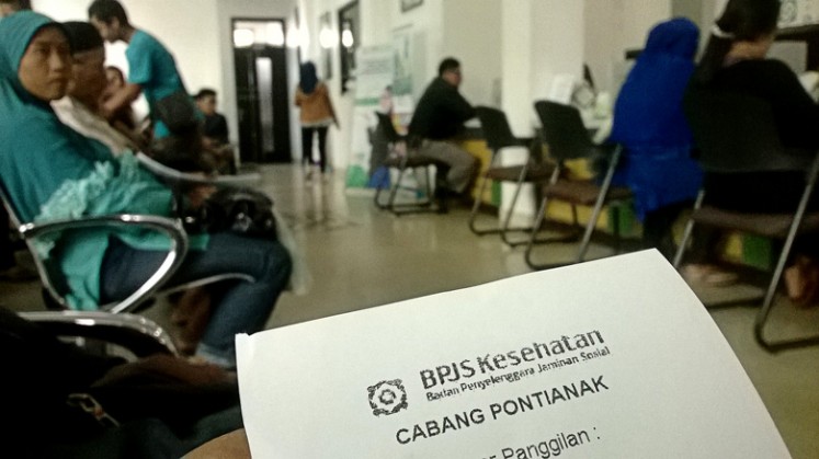 Long line – Residents of Pontianak, West Kalimantan, line up to register for a BPJS membership at the agency's Pontianak branch on Thursday. Every day, around 200-300 residents apply for the government-funded health insurance program.