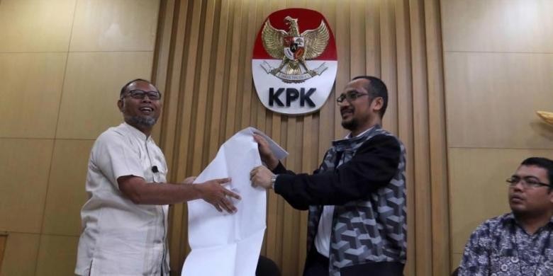 Former Corruption Eradication Commission chief Abraham Samad (right) and deputy chief Bambang Widjojanto show the investigation plan of naming Comr. Gen. Budi Gunawan a suspect during a press conference in this photo taken on  Jan. 13, 2015.
