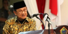 Former President Bacharuddin Jusuf Habibie gives a speech at a 2013 National Press Day event in Manado, North Sulawesi.