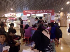 Residents and volunteers, all flock to support Ahok for governor's post