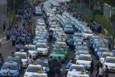 Ministry tells Grab, Uber to join existing transportation companies 