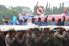 Thousands of Jakarta taxi drivers protest against ride-hailing app in front of the Istana Merdeka, Jakarta, Monday (03/14/2016). During the action they demanded the closure of application service company like Uber, Grab and Gojek. Their presence are illegal as transportation public operating because they have no license as it and have contributed to the decrease of the conventional transportation drivers'income .