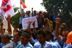 Thousands of Jakarta taxi drivers protest against ride-hailing app in front of the Istana Merdeka, Jakarta, Monday (03/14/2016). During the action they demanded the closure of application service company like Uber, Grab and Gojek. Their presence are illegal as transportation public operating because they have no license as it and have contributed to the decrease of the conventional transportation drivers'income .