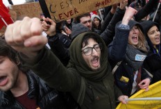 Students shout slogans during a demonstration in Paris, Thursday, March 31, 2016. tudents and workers held street protests, some of them violent, across France on Thursday while train drivers, teachers and others went on strike to reject a government reform relaxing the 35-hour workweek and other labor rules. AP/Christophe Ena