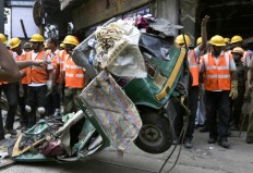 Indian soldiers and rescue workers work on a partially collapsed overpass in Kolkata, India, Thursday, March 31, 2016. A long section of a road overpass under construction collapsed Wednesday in a crowded Kolkata neighborhood, with tons of concrete and steel slamming into midday traffic, killing several and injuring many. 

