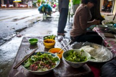 Foreigners find best street food in Vietnam via social media