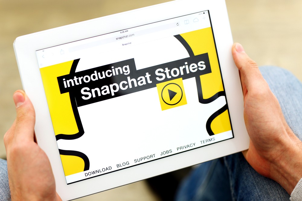 Snapchat has launched a universal search feature for Android and iOS users, which allows people to easily find friends and groups and discover publishers through a search bar accessible at the top of the app. 