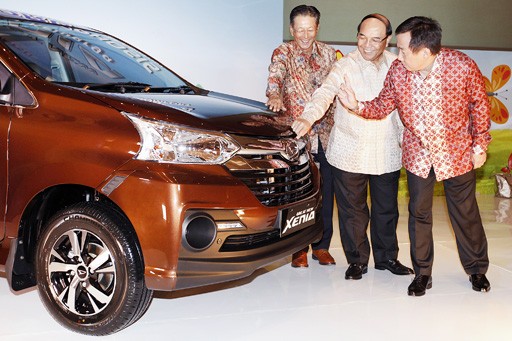 Astra Daihatsu Motor president director Sudirman MR (center), executive director Tsuneo Itagaki (left) and Astra International Daihatsu sales operation chief executive Djony Bunarto Tjondro chat about the newly launched Daihatsu Great New Xenia in Jakarta on Aug 12, 2015.