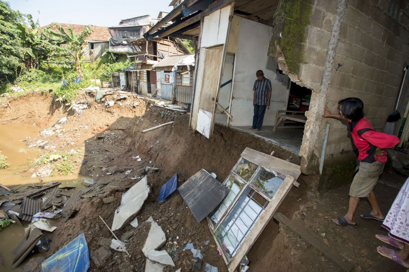 Four stalls destroyed when Depok river embankment collapses