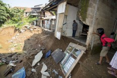 Four stalls destroyed when Depok river embankment collapses 