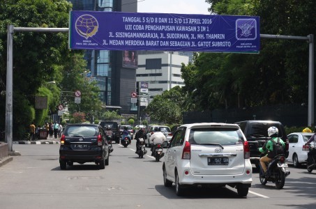 Vehicles are passing by a sign informing of the 3-in-1 policy removal trial on Jl. Imam Bonjol in Central Jakarta, where motorists head to Jl. M.H. Thamrin. The Jakarta administration on Thursday extended the removal trial for one-month before making a decision whether to remove the policy permanently.