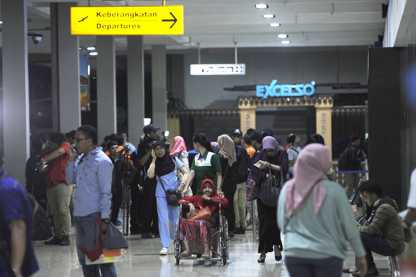 Passengers arrive at Halim Perdanakusuma Airport in Jakarta, on April 4. During a seminar to commemorate the 33rd anniversary of The Jakarta Post on April 25, Air Asia CEO Tony Fernandes called on  airline companies within ASEAN to establish a regional association to protect and ensure the safety aspects of the industry ahead of the ASEAN open sky policy.
