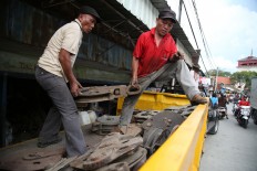 Workers move goods from the store to the vehicle contains of irons for ships equipment at Penjaringan fish market, North Jakarta, 1st April 2016. Some shopkeepers who sell hard goods began to move their belongings since the SP1 letter from the city administration. The Jakarta administration will revitalized the maritim-theme tourism where the Museum Bahri located. The rehabilitation does not interfere with the Mosque and Tomb Kramat Luar Batang which is located not far from the Fish Market. JP/ PJ Leo
