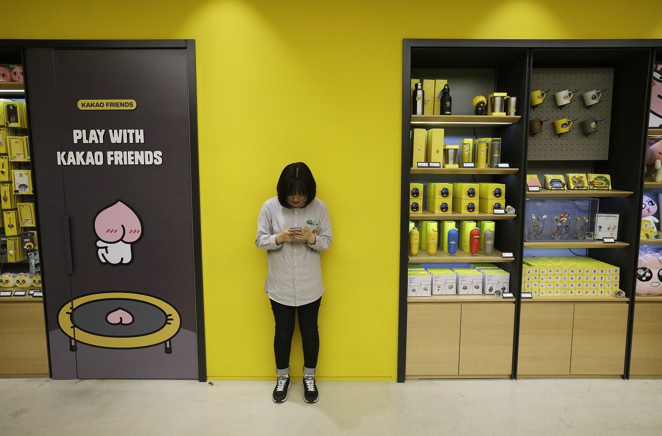 KakaoTalk vs LINE - Which Is the Better Messaging App?