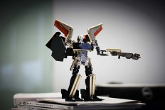 Chinese smartphone company Xiaomi has partnered with US toy maker Hasbro to create a tablet-like toy that can be converted into a Transformer-style robot.
