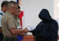 Philippine offensive kills 8 more militants, wound commander