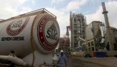 Indonesian women hold rally to protest cement plant