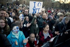 Sanders stages large rally in NYC park 